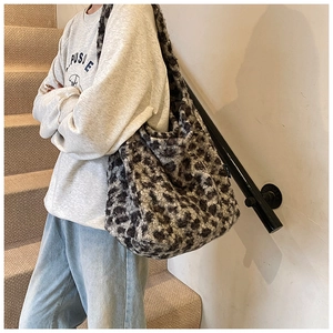 Détail du grand sac cabas en peluche léopard montrant la texture douce et la capacité
