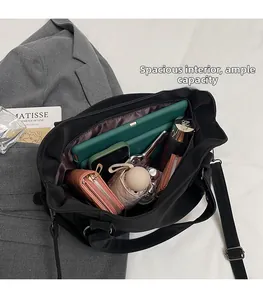 Vue de dessus d'un grand sac fourre-tout noir avec espace pour tablette et accessoires