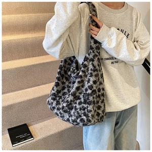 Détail de la texture léopard gris du sac en fausse fourrure avec étiquette noire