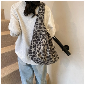 Texture pelucheuse détaillée et motif léopard sur un grand sac à bandoulière d'hiver
