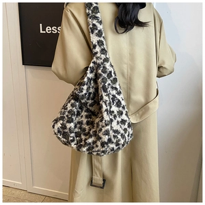 Détail du sac cabas en fausse fourrure léopard avec bandoulière large porté par mannequin