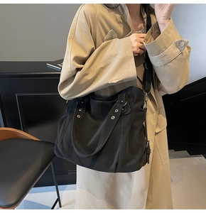 Détail d'un grand sac cabas noir vintage avec design plissé et larges bandoulières