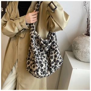 Gros plan du sac cabas en peluche léopard avec texture douce en fausse fourrure