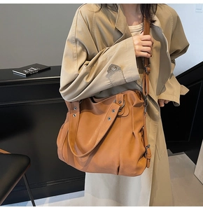 Détail d'un grand sac cabas en similicuir marron avec texture fine et rivets