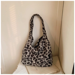 Détail de la texture léopard en fausse fourrure douce et design souple de ce sac cabas