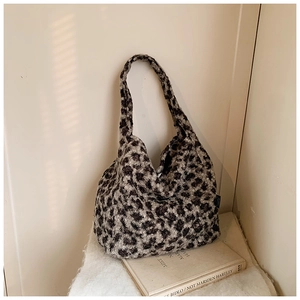 Détail du sac cabas en peluche léopard avec texture en fausse fourrure et design hobo souple