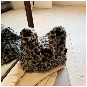 Gros plan du sac cabas en peluche léopard avec une texture en fausse fourrure et étiquette