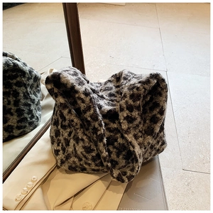 Détail de la texture en fausse fourrure léopard et du matériau souple du sac fourre-tout