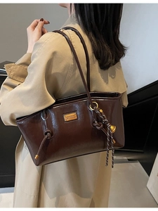 Vintage Glossy PU Leather Large Capacity Tote Bag For Women Retro Metal Plaque Shoulder Underarm Handbag For Daily Commute