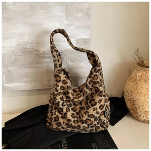 Vue détaillée du sac cabas en peluche léopard avec texture en fausse fourrure douce