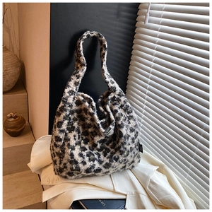 Gros plan du sac cabas en fausse fourrure léopard avec étiquette tissée sur le côté