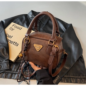 Λεπτομέρεια vintage σκούρο καφέ mini Boston τσάντα από συνθετικό δέρμα με μεταλλικό λογότυπο