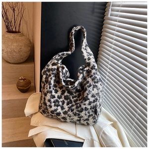 Détail de la texture en peluche léopard et de la large bandoulière du sac hobo souple