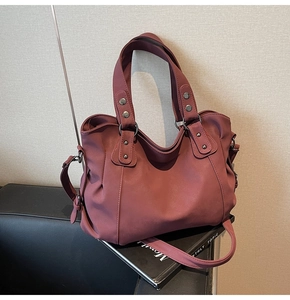 Détail du sac cabas rose en cuir PU avec rivets métalliques et bandoulière réglable