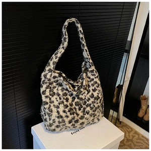 Détail du sac à bandoulière en fausse fourrure léopard avec texture douce et large sangle