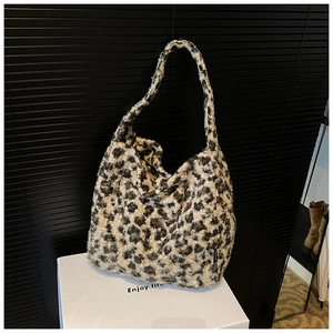 Détail d'un grand sac fourre-tout en fausse fourrure léopard montrant sa texture douce