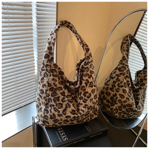 Sac à épaule en peluche à imprimé léopard avec un design hobo vintage pour l'hiver