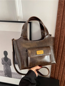 Sac à Main Femme Rétro en Cuir PU Bandoulière Seau Avec Poche Avant à Rabat Plaque Métallique Bandoulière Réglable