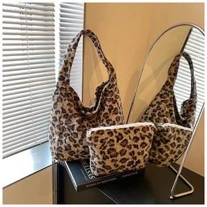 Ensemble sac cabas en peluche léopard et pochette avec texture douce en fausse fourrure