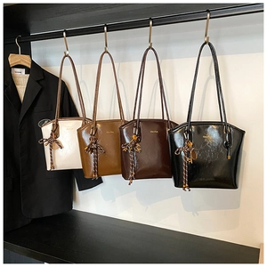 Détails des sacs cabas vintage en similicuir en quatre couleurs avec nœuds tressés