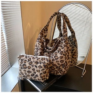 Détail du sac cabas en peluche imprimé léopard avec sa petite pochette assortie