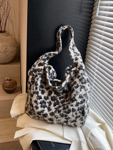 Sac à bandoulière en maille à imprimé léopard avec une grande capacité fourre-tout