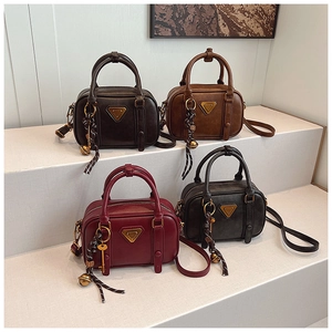Detailansicht von vier Vintage-Boston-Taschen in verschiedenen Farben mit Metalldreieck