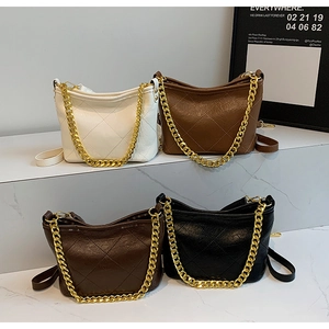 Detailansicht gesteppter Eimertaschen in Creme und Braun mit goldener Metallkette