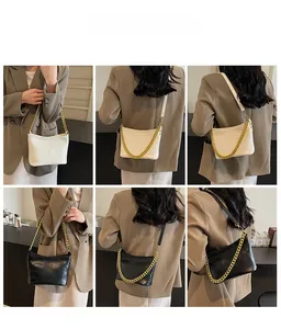 Collage gesteppter Schultertaschen in Schwarz-Weiß mit Goldkette am Model gezeigt