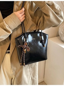 Sac Seau en Similicuir PU Brillant pour Femmes Grande Capacité Sac à Bandoulière Avec Pendentif Raquette de Tennis Vintage