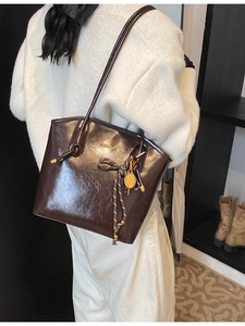 Sac seau en cuir verni marron chocolat avec pendentif de tennis doré pour femmes