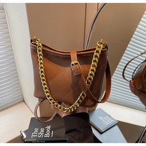 Detailansicht der dunkelbraunen Stepptasche mit Goldkette und Retro-PU-Lederstruktur