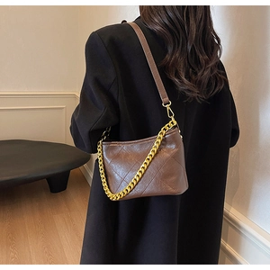 Braune gesteppte Beuteltasche mit goldener Kette und verstellbarem Lederriemen