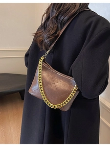 Braune gesteppte Beuteltasche mit goldener Kette und verstellbarem Schultergurt