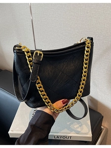 Elegante schwarze gesteppte Beuteltasche mit goldener Kette und Leder-Schultergurt