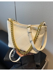 Elegante cremeweiße gesteppte Eimertasche mit goldener Kette und Leder-Finish
