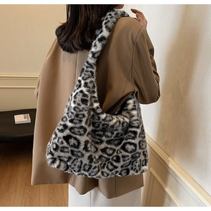 Borsa tote di tendenza in peluche con stampa leopardata indossata dalla modella