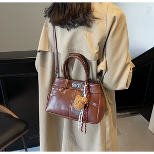 Sac à main vintage marron avec surpiqûres blanches et charmant petit ours peluche
