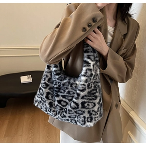 Dettaglio della borsa tote in ecopelliccia leopardata bianca e nera con trama morbida