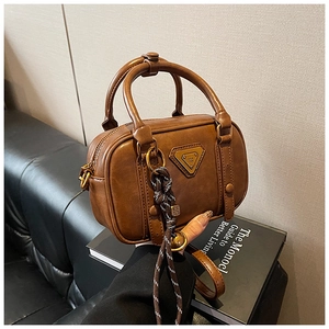 Vintage braune Handtasche aus Kunstleder mit Tragegriff und Metall-Logo-Dreieck-Platte