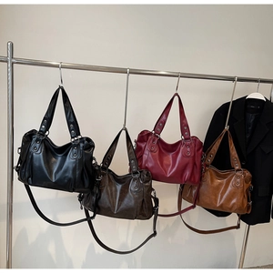 Sacs hobo rétro en cuir présentés en noir, marron, bordeaux et couleur caramel