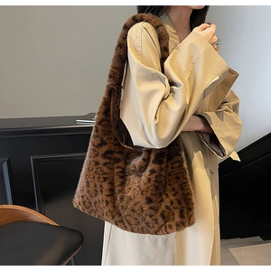 Dettaglio della borsa tote in peluche leopardata con soffice ecopelliccia e cerniera