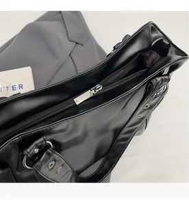 Gros plan sur la fermeture éclair en argent et les rivets du sac cabas en cuir vintage