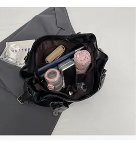 Vue de dessus montrant les compartiments intérieurs spacieux et la grande capacité du sac noir