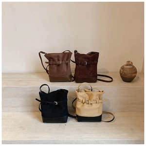 Vue détaillée de quatre sacs seaux rétro en daim en marron, café, noir et beige crème