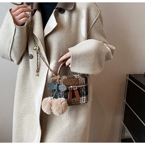 Retro geruite tweed mini crossbody tas met kersenhanger getoond op beige jas