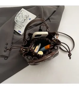 Intérieur spacieux du sac seau en cuir marron foncé pour vos objets essentiels