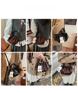 Sac seau plissé rétro avec cordon de serrage et breloque ours en peluche style urbain