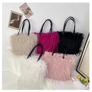 Arrangement détaillé de sacs cabas en fausse fourrure pelucheuse en cinq couleurs sur socle