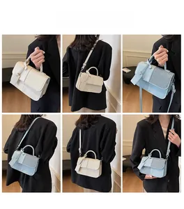 Vues multiples montrant les styles de porté pour ce petit sac carré crème et bleu ciel